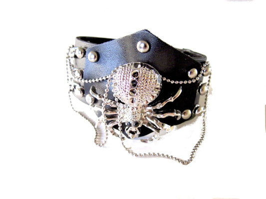 Läderarmband med spindel och kedjor