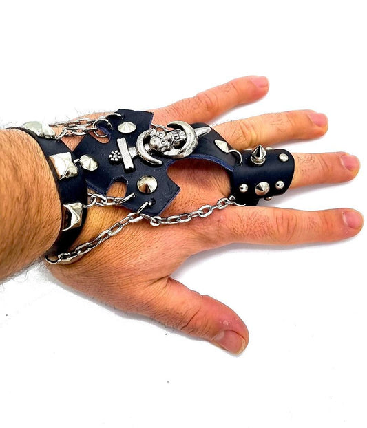 Läderarmband med svärd, kedjor och runda nitar