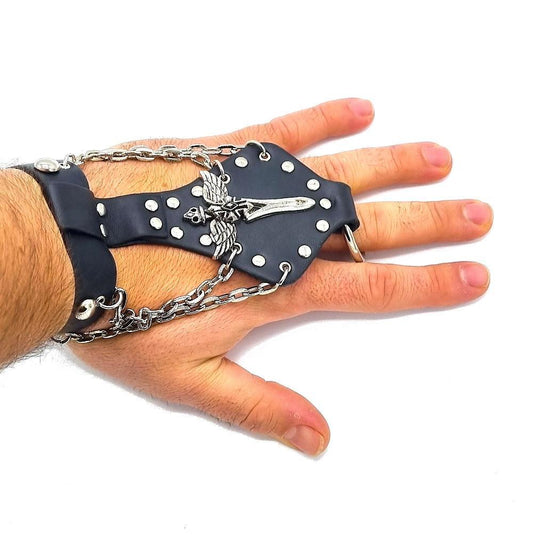 Läderarmband med svärd, kedjor och runda nitar
