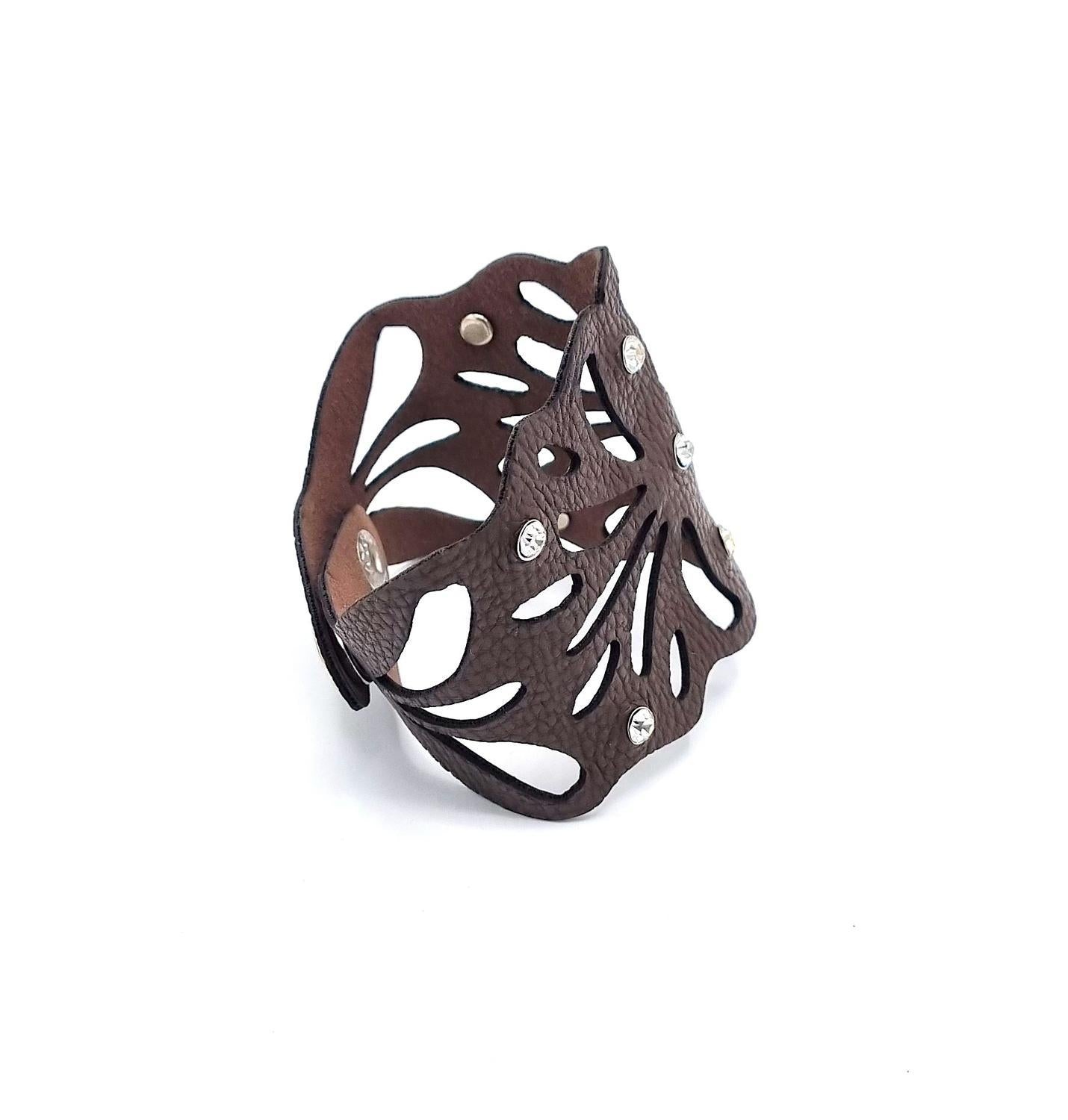Mönstrad brunt läderarmband med strass