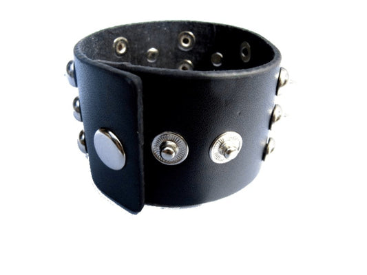 Svart läderarmband med spikes och runda nitar
