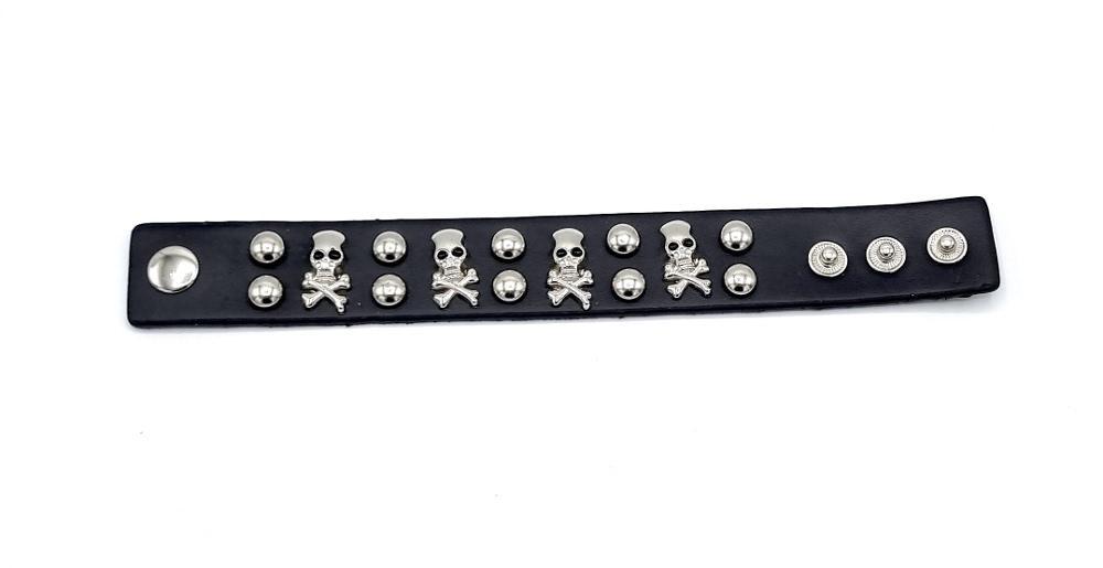 Rockigt Armband med Döskallar och Nitar – Svart Konstläder