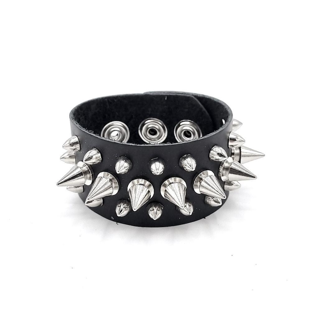 Svart läderarmband med spikes