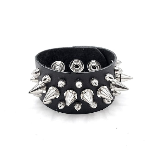 Svart läderarmband med spikes