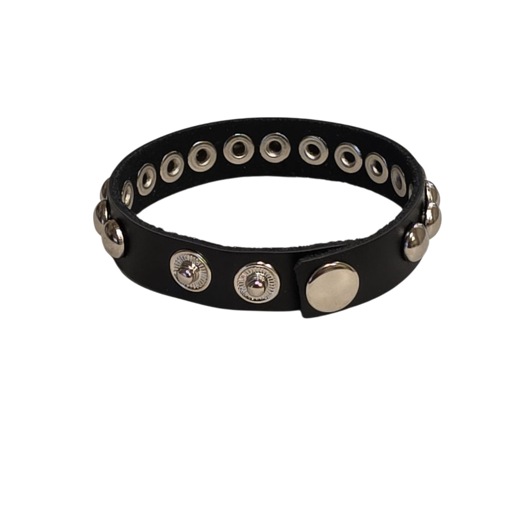 Smalt svart läderarmband med silvernitar – justerbar