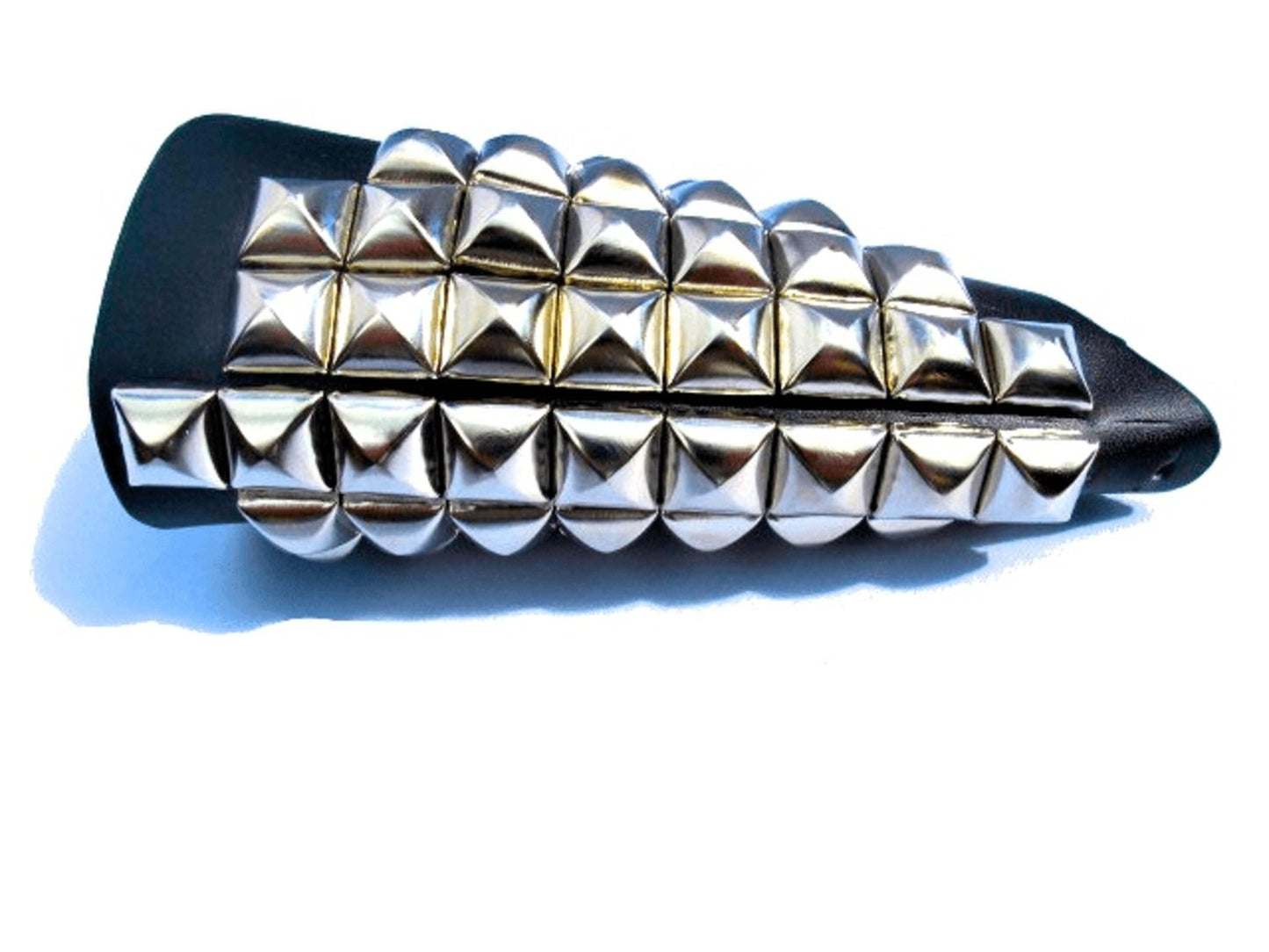 Stort läderarmband med pyramid nitar