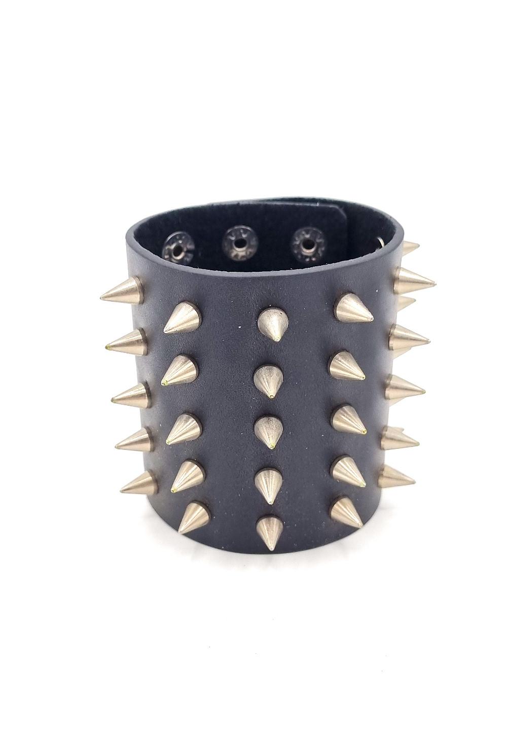 Stort nitarmband med spetsiga nitar