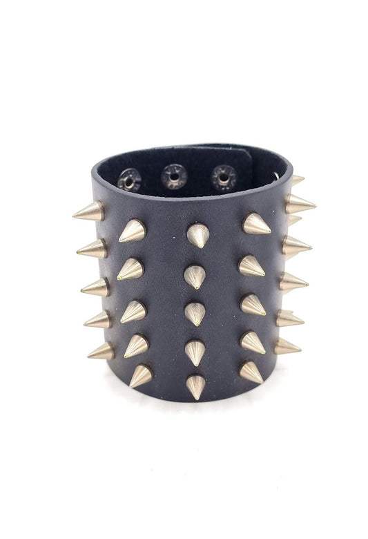 Stort nitarmband med spetsiga nitar