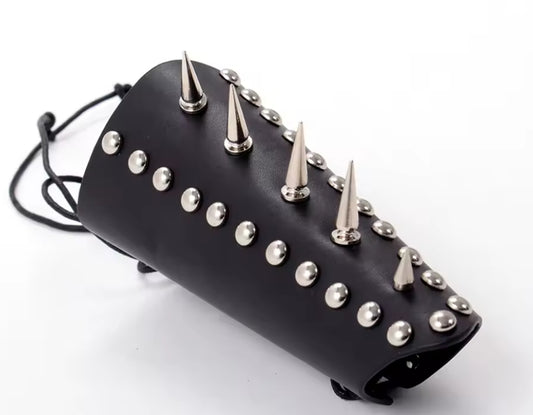 Svart Läderarmband med Spetsnitar & Snörning