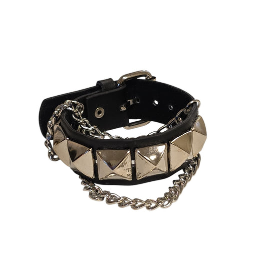 Läderarmband med Fyrkantiga Nitar och Kedja