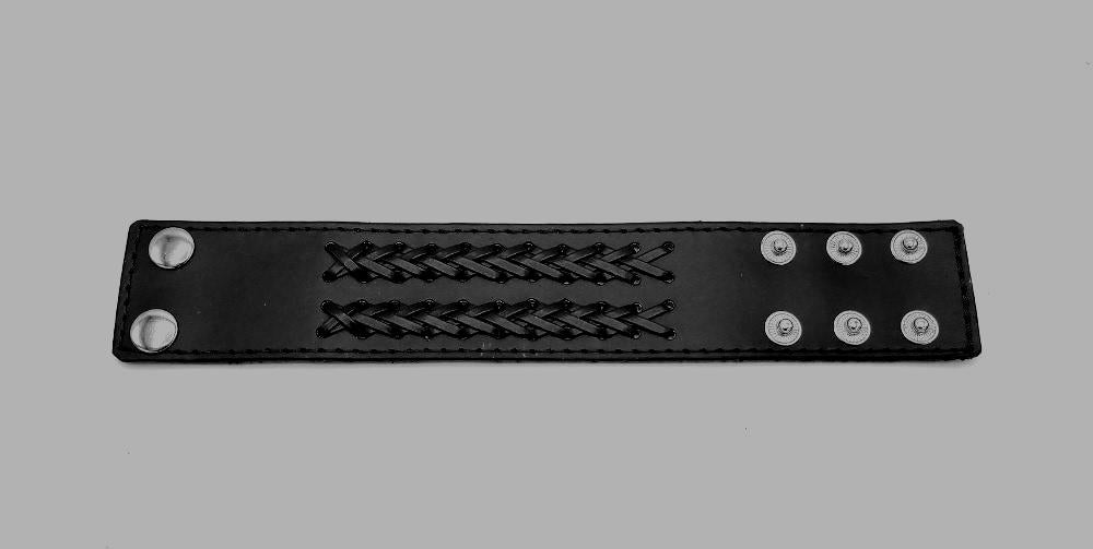 Svart Lädercuff med Flätad Dekor – Justerbart Armband i Tidlös Design