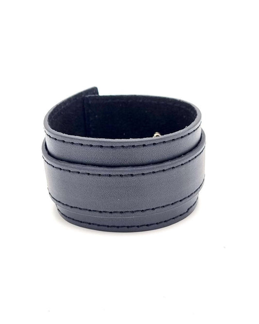 Svart armband i konstläder med spänne
