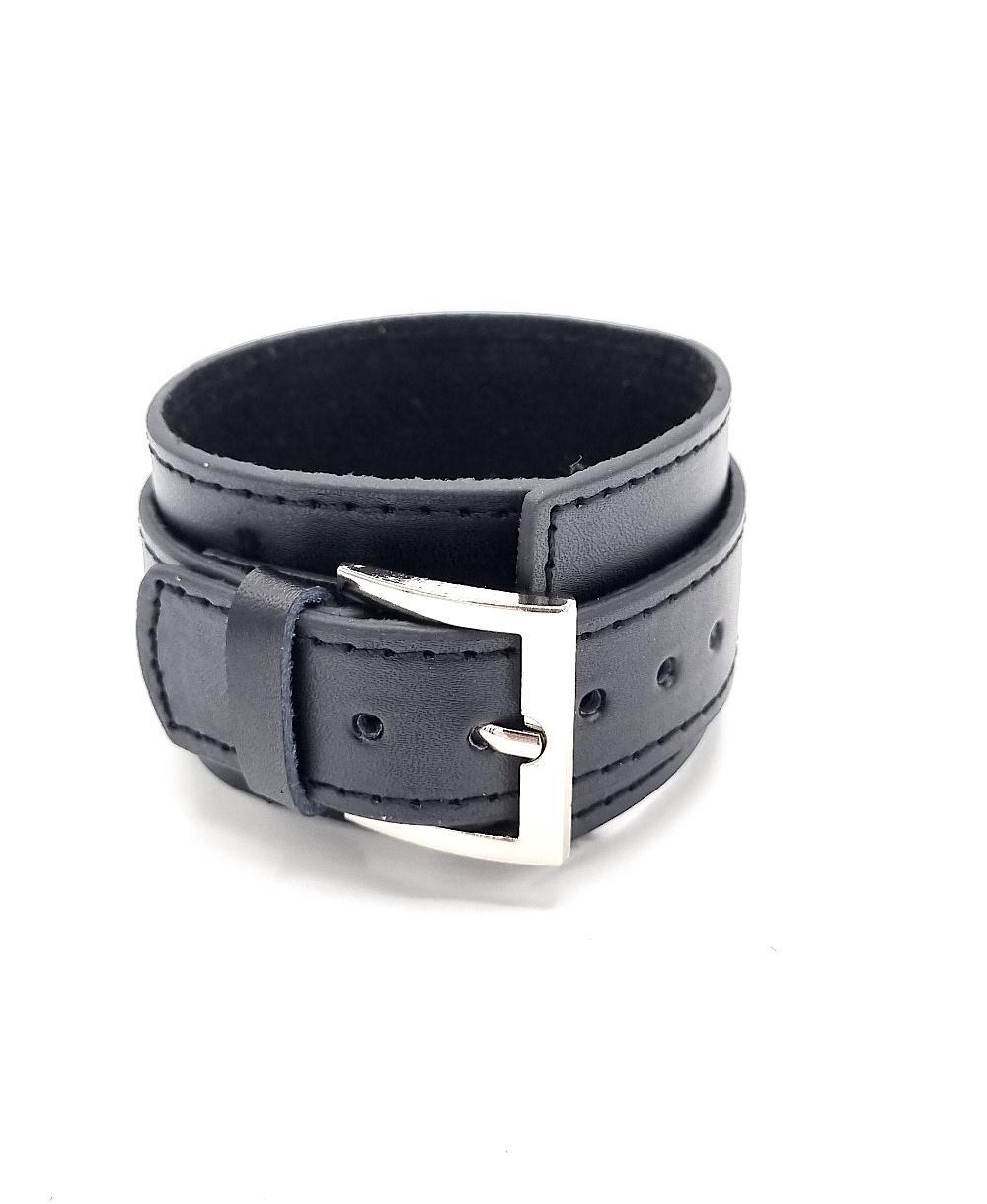 Svart armband i konstläder med spänne