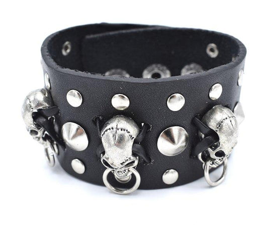 Svart armband med dödskallar och runda nitar