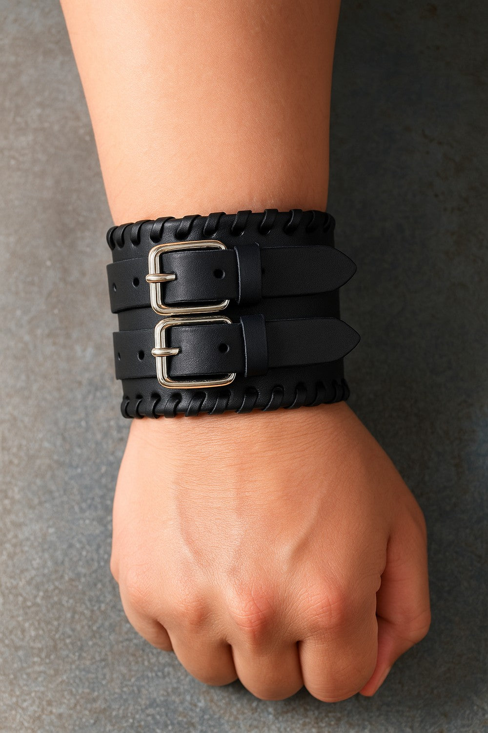 Svart armband med dubbla spännen