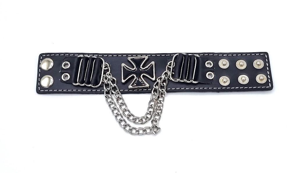 Svart armband med malteserkors och kedjor