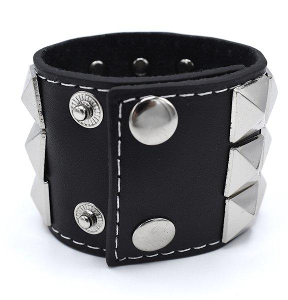 Svart armband med nitar