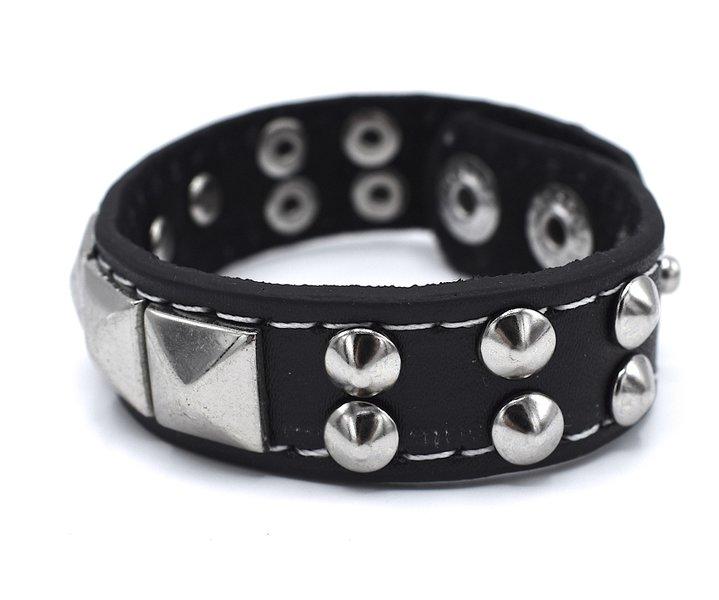 Svart armband med runda och Pyramid nitar