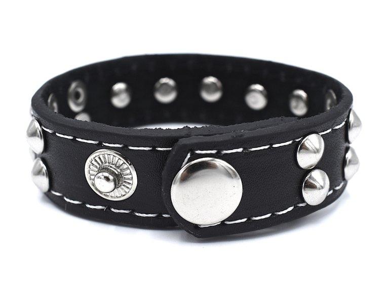 Svart armband med runda och Pyramid nitar