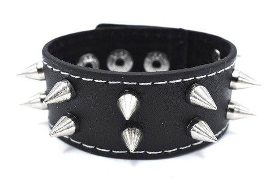 Svart armband med spetsiga nitar