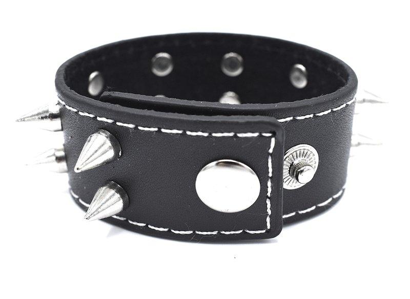 Svart armband med spetsiga nitar