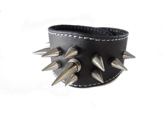 Svart armband med spike nitar