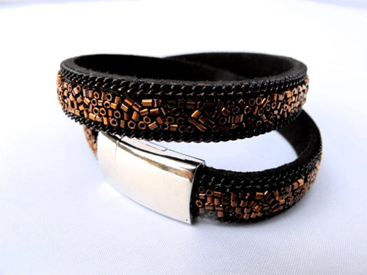 Svart dubbel armband med bronsfärgade paljetter