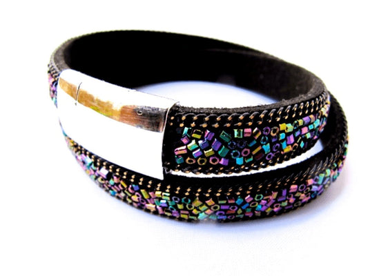 Svart dubbel armband med färgglada paljetter