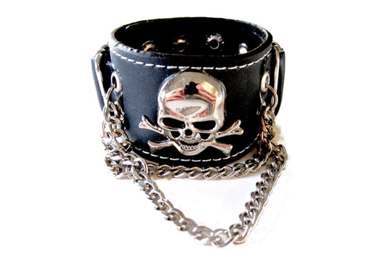 Svart läderarmband med dödskalle och kedjor