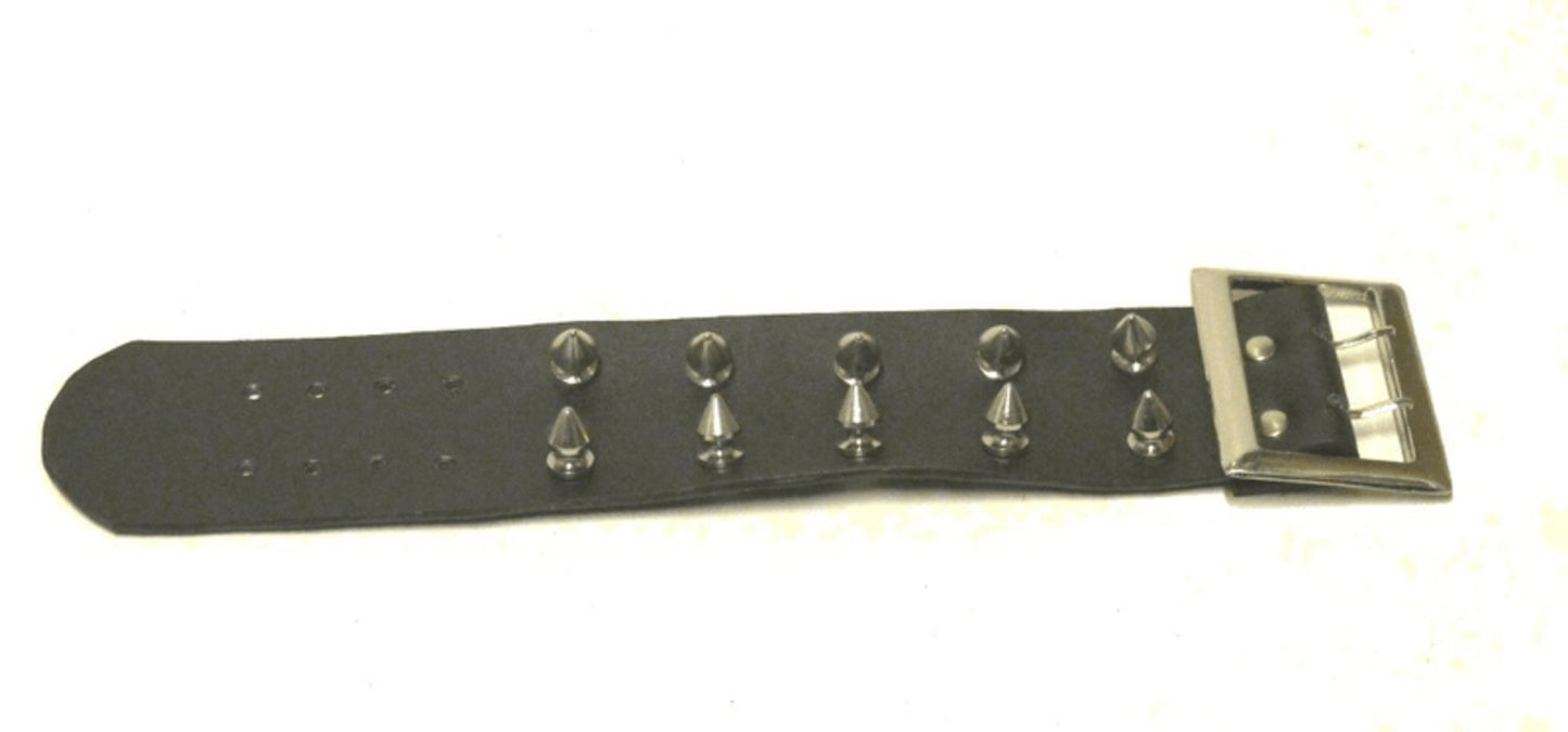 Svart läderarmband med kon nitar