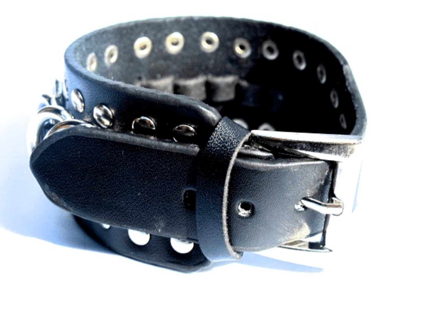 Svart läderarmband med nitar
