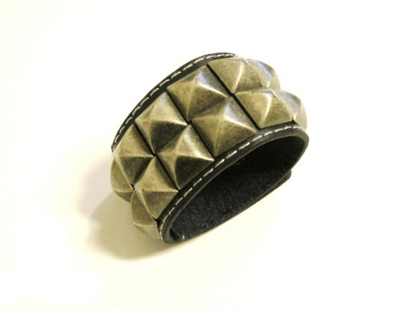 Svart läderarmband med pyramidnitar - 2 rad