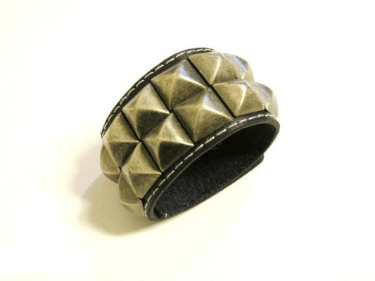 Svart läderarmband med pyramidnitar - 2 rad