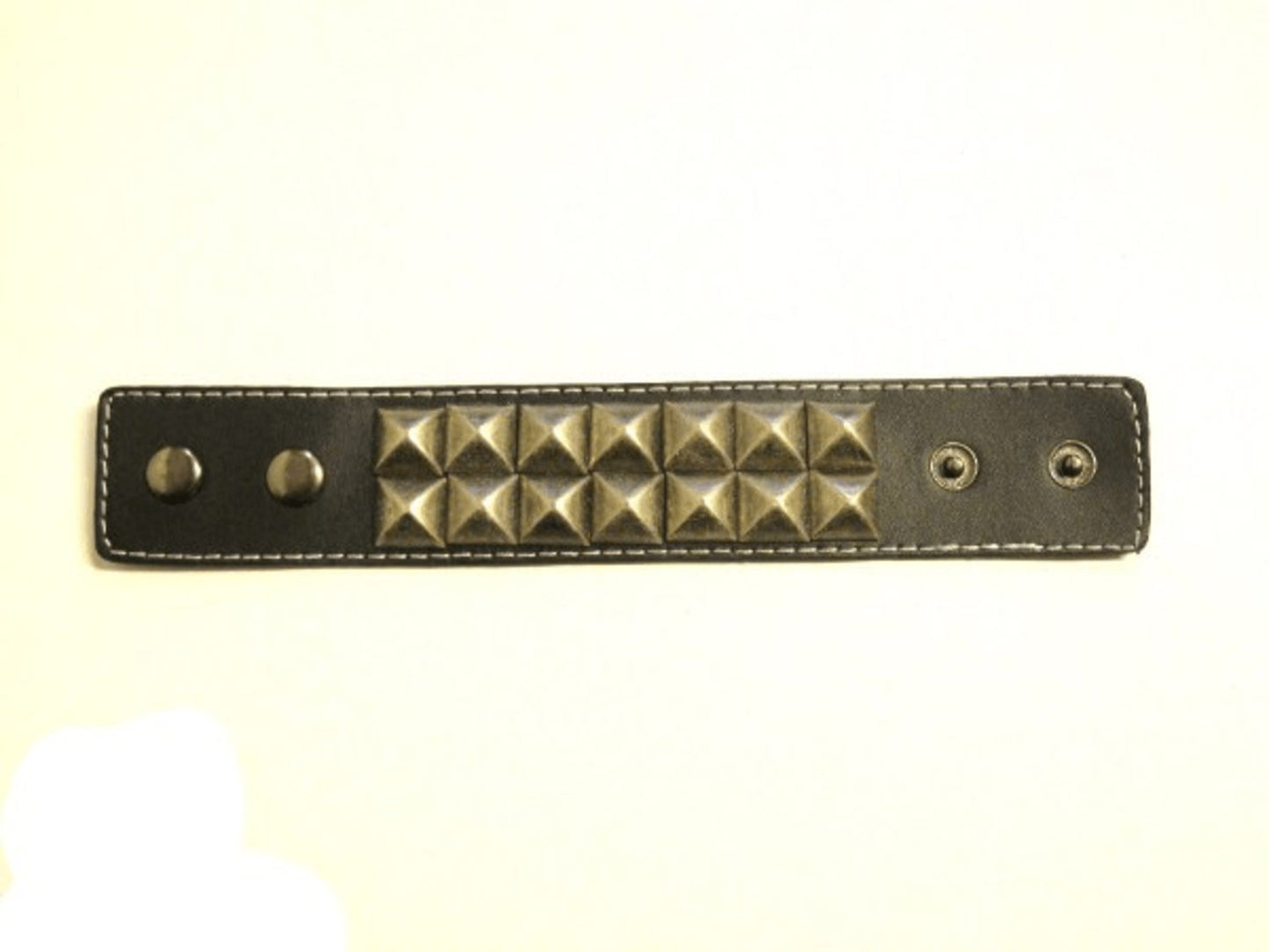 Svart läderarmband med pyramidnitar - 2 rad
