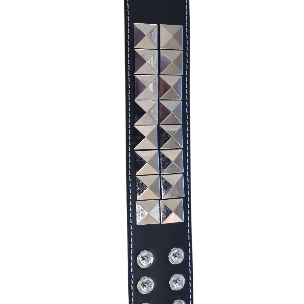 Svart läderarmband med pyramidnitar