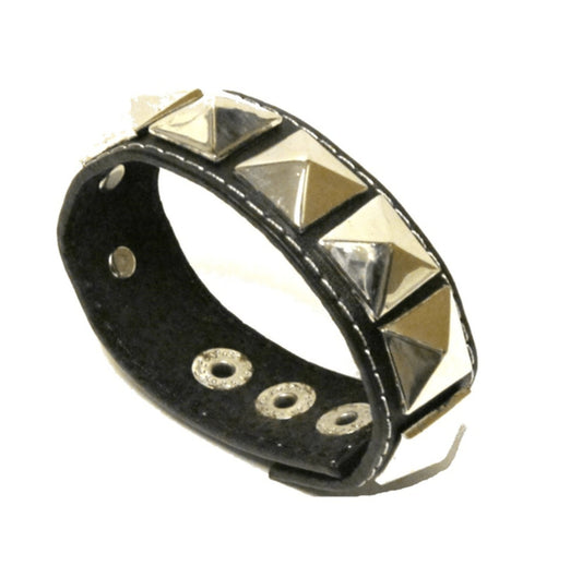 Svart läderarmband med pyramidnitar