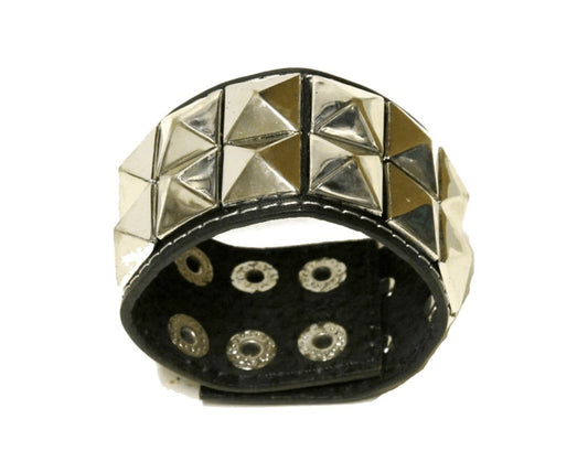 Svart läderarmband med pyramidnitar