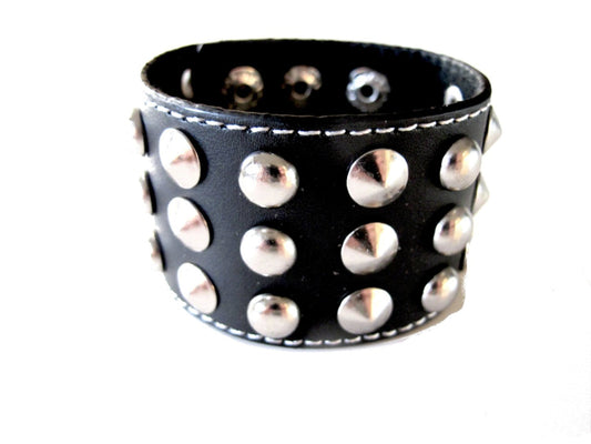 Svart läderarmband med runda nitar
