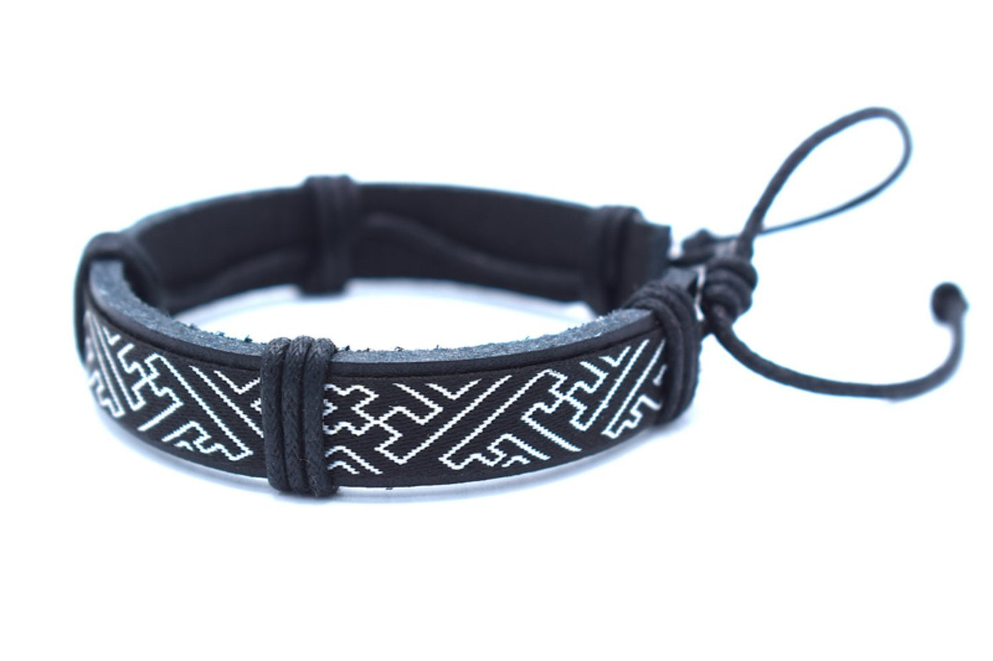 Svart läderarmband med vita mönster