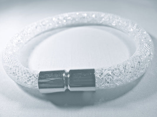 Vit armband fylld med vita kristaller