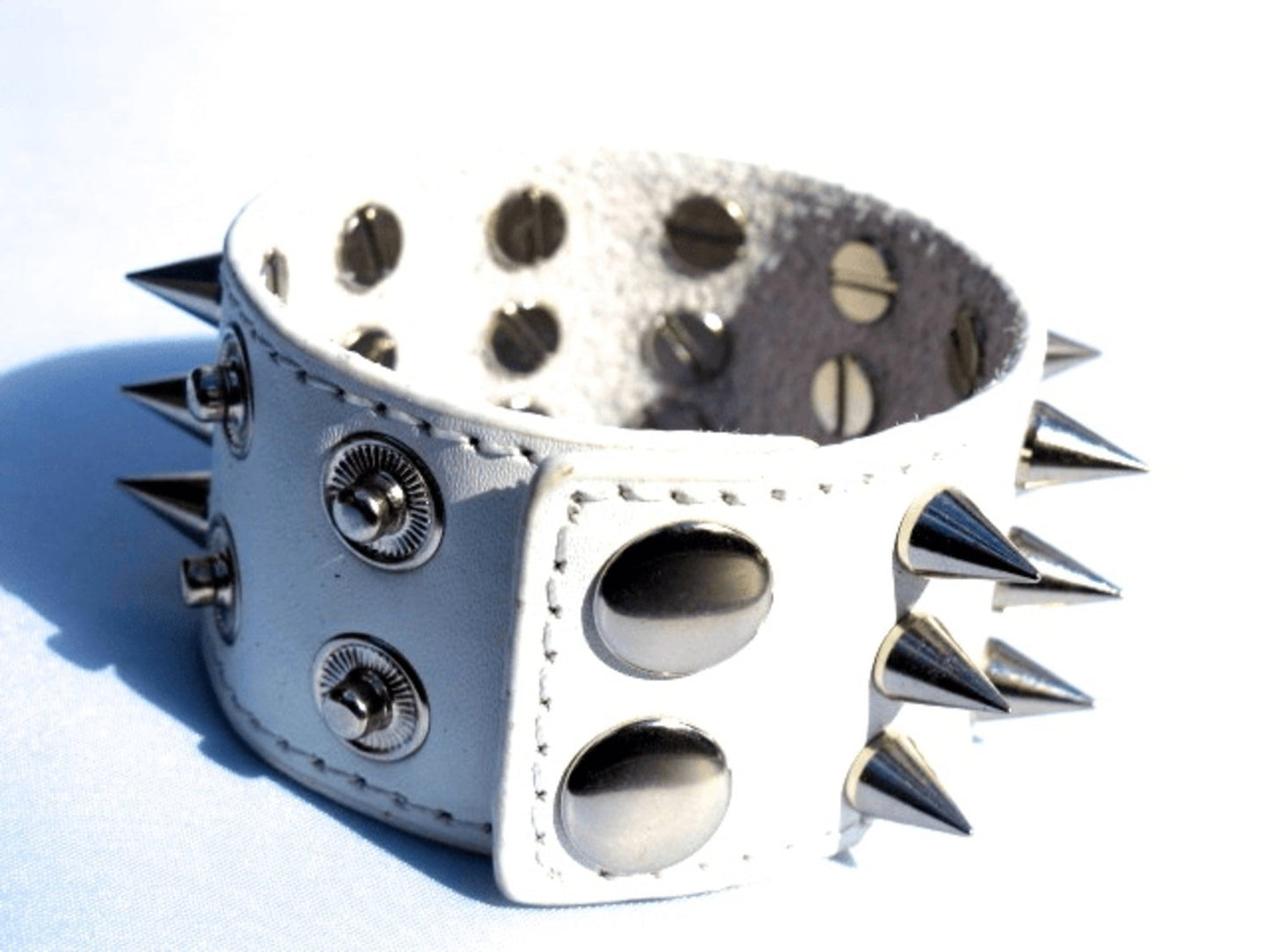 Vit läderarmband med silverfärgade nitar